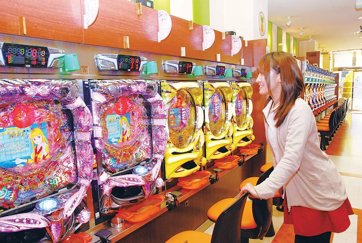 Maruhan Shinsekai rows of machines