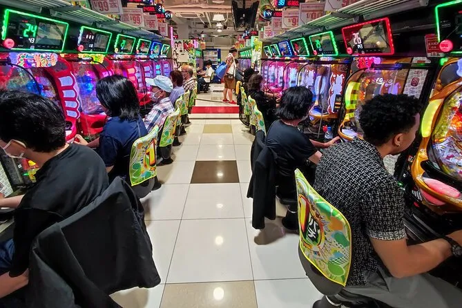 Maruhan Shinsekai visitors at the machines